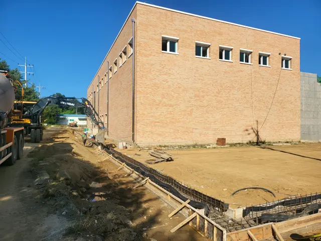 벽돌 마감 공장 완공