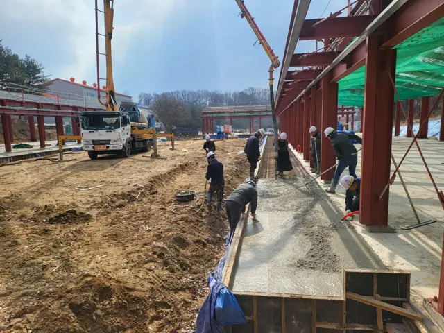 가동 중 공장 증축 타설