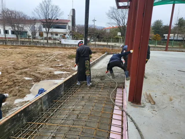 철골 기둥 주각부 콘크리트 타설