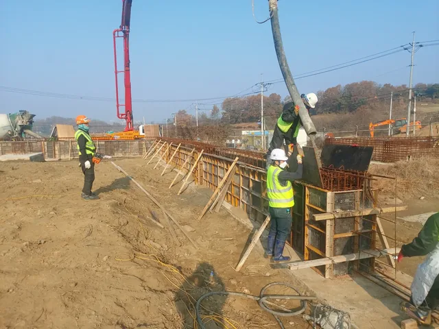 지하수 개발이용 신고 — 기초 거푸집에 콘크리트를 붓는 작업