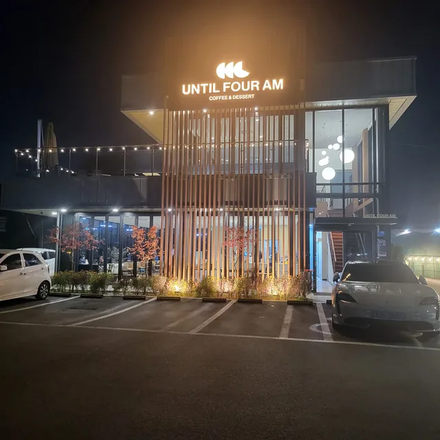 산업단지 입주절차 — 야간 조명이 켜진 카페 건물 외관